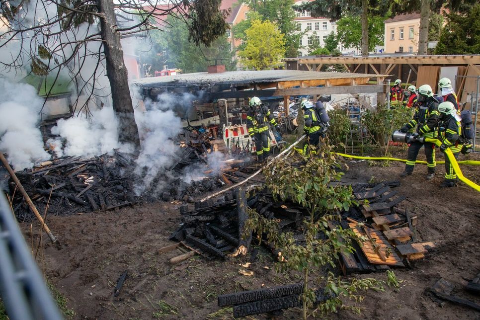 35 Kameradinnen und Kameraden der Freiwilligen Feuerwehr konnten den Gartenbrand unter Kontrolle bringen.