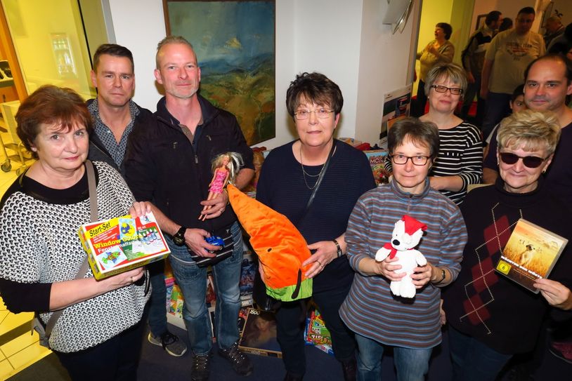 Die Roland-Kaiser-Fans kamen mit reichlich Geschenken nach Cottbus. Foto: jho