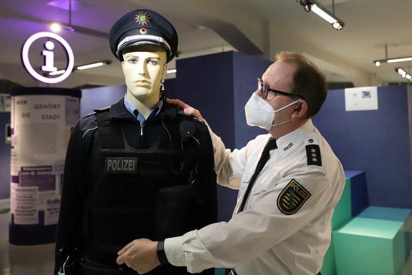 Wolfgang Schütze von der Polizeihistorischen Sammlung mit dem Polizeimodel.   Foto: smac/Jutta Böhme