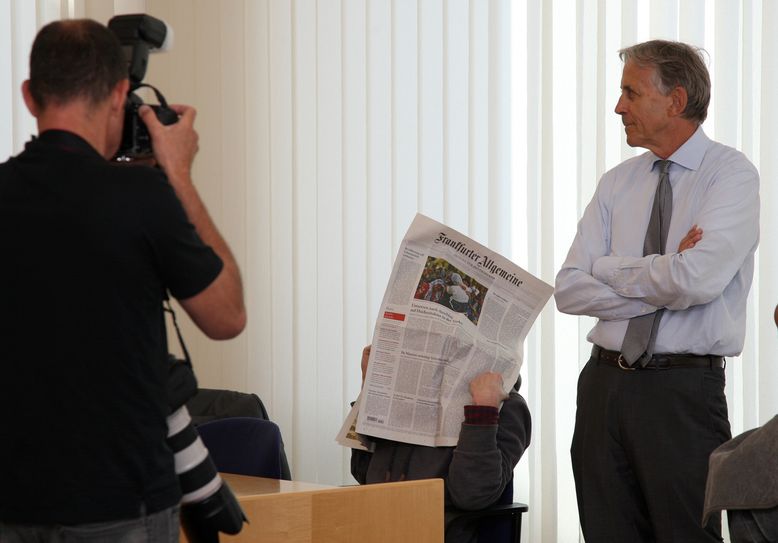 Samuel, versteckt hinter der Zeitung, mit seinem  Anwalt Walter Venedey bei Prozessbeginn.                    Foto. D. Förster