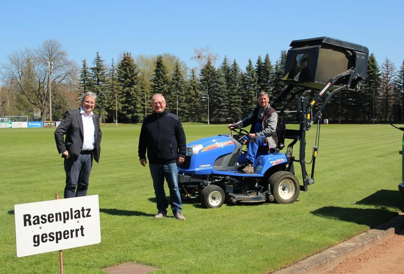 Auf dem Radeberger Rasen bekräftigen Brauerei-Geschäftsführer Axel Frech (l.) und Vereinschef Knut Mulansky die langjährige Partnerschaft zwischen Brauerei und Sportverein. Rechts im Bild RSV-Platzwart Harald Nell. Foto: Radeberger