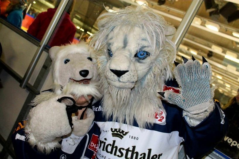 Eislöwen-Maskottchen Jago mit Leo. Foto: Büttner