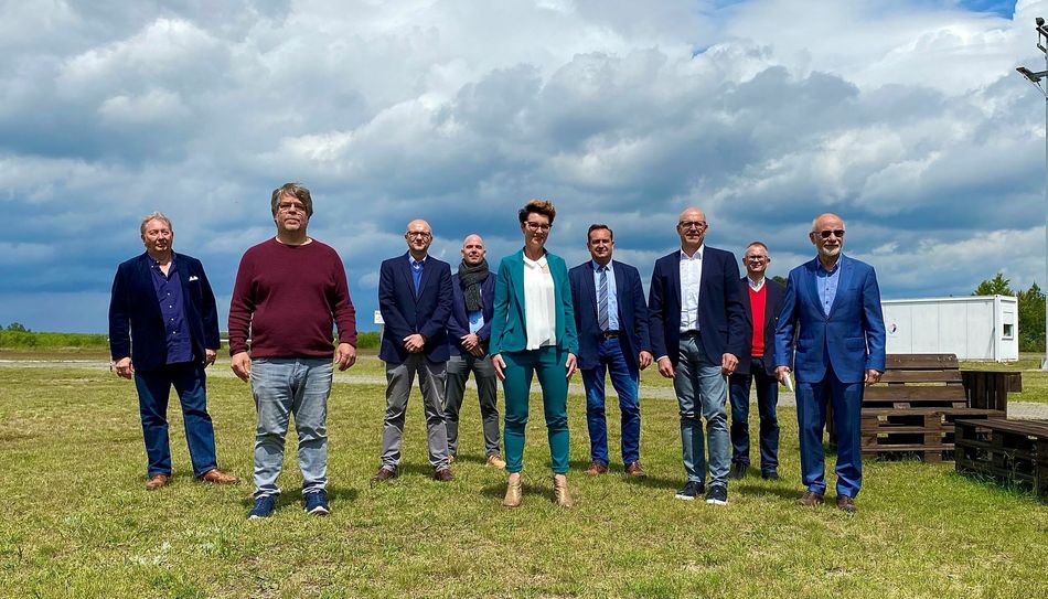 Die neun Gründungsmitglieder des neu gegründeten Fördervereins für den Zivil-, Brand- und Katastrophenschutz auf dem Flugplatz in Welzow. Foto: J. Simons