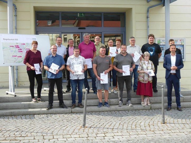 Engagierte Bürger, Ortschaftsräte und Vereinsmitglieder erhalten die Zuwendungsbescheide für ihre Ideen, die in diesem Jahr aus dem 20.000 Euro starken Bürgerhaushalt bezahlt werden. Foto: Farrar