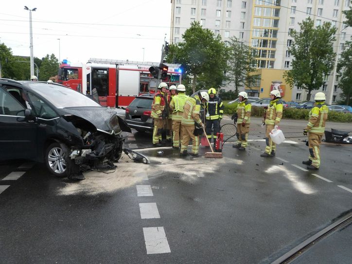 Bei dem Unfall am Donnerstagabend wurden vier Menschen verletzt. Foto: Feuerwehr Cottbus