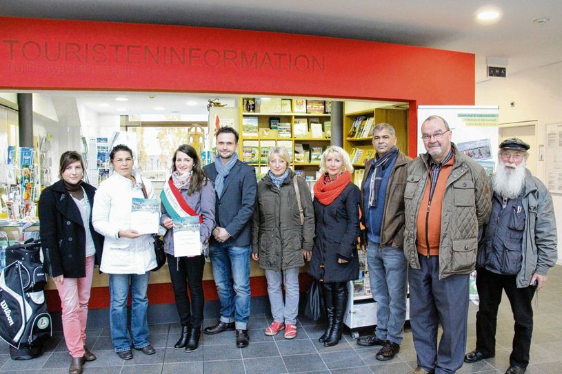 Vor dem Abmarsch der ersten Spremberger Gästeführer ließen sich ablichten (von links): Anja Kießlich (Vorstandsmitglied im Tourismusverein), Petra Wengel, Spreenixe Nicole Pietkiewicz, Marco Wentworth (Leiter Touristinfo), Claudia Frank, Veronika Dubau (alias Jutta von Kittlitz), Ulf Michala, Jürgen Hübner und Günther Kaliske. Foto: jho