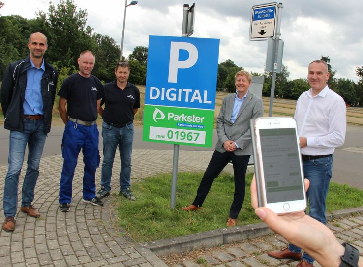 Starten das Pilotprojekt Handyparken auf dem Parkplatz Seestrand Großkoschen (vo.li.na.re.): Martin Wolf, Rene Stiller und Matthias Wieland vom Zweckverband Lausitzer Seenland Brandenburg, Parkster Geschäftsführer Patrik Lundberg und Senftenbergs Bürgermeister Andreas Fredrich.