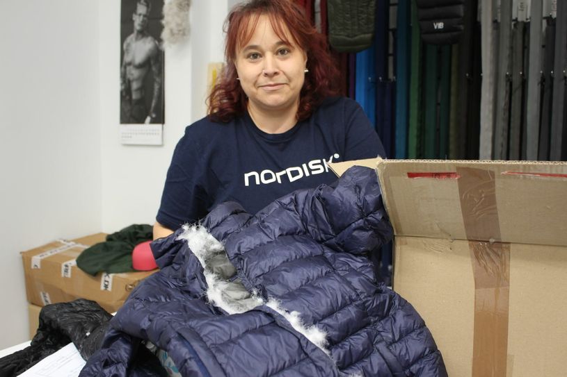 Eine klassische Aufgabe für Mitarbeiterin Daniela Kasper: Der Tausch eines kaputten Reißverschlusses bei einer Daunenjacke. Foto: T. Keil