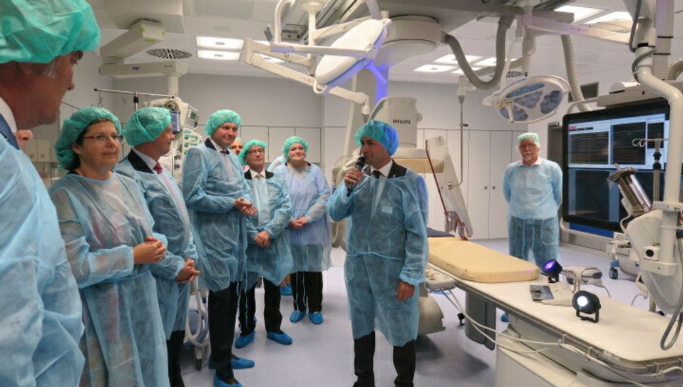 Nach der traditionellen Einweihung durch Geschäftsführer Sadik Tastan(r.) hatten Gäste die Möglichkeit, sich den hochmodernen Hybrid-Saal anzusehen und mit den Ärzten ins Gespräch zu kommen. Foto: Dany Dawid
