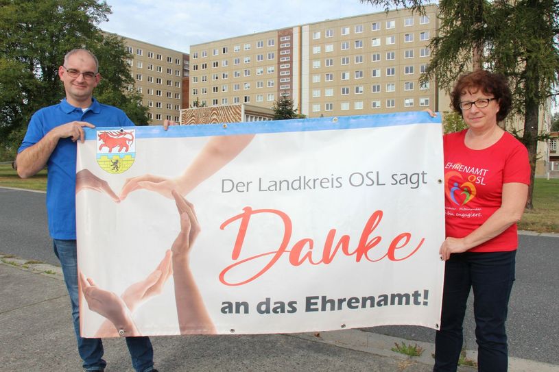 Roswitha Ullrich (re.), Projektkoordinatorin »Hauptamt stärkt Ehrenamt« und Ehrenamt-Assistent Christian Gröbe (li.) sind seit Mai 2020 im Landkreis Oberspreewald-Lausitz Ansprechpartner bei Fragen rund um das Ehrenamt. Ihr Büro befindet sich in der Knappenstraße 1 in Senftenberg. Foto: sts