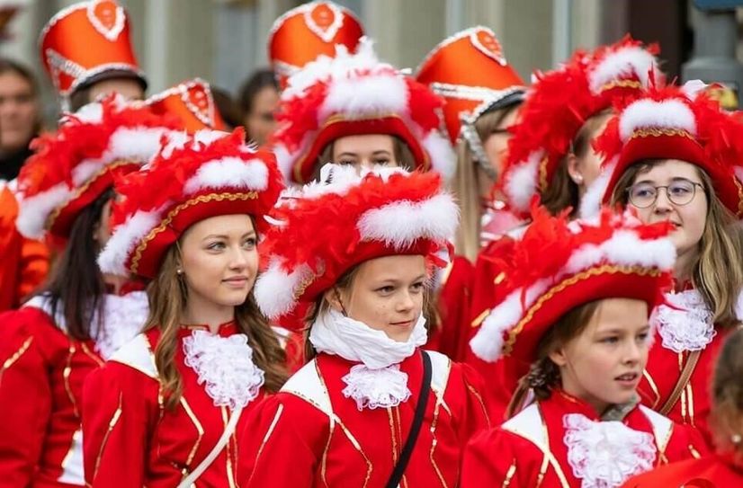 Die Funkenmariechen des Schirgiswalder Faschingsclubs stehen bereits in den Startlöchern.