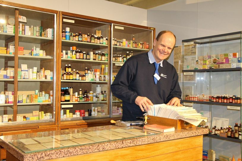 Peter Simmel (57), Bauherr der Einkaufspassage am Albertplatz sortiert die letzten Rezepte in der neu aufgebauten Apotheke. Foto: Lindackers