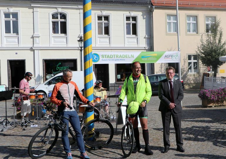 ...mit Luckaus Bürgermeister Gerald Lehmann (i.) und Lübbens Bürgermeister Lars Kolan (Mitte) und Heiko Jahn (re.) vom LDS-Dezernat für Kreisentwicklung, Wirtschaft, Finanzen und Sicherheit. Foto: Landkreis Dahme-Spreewald