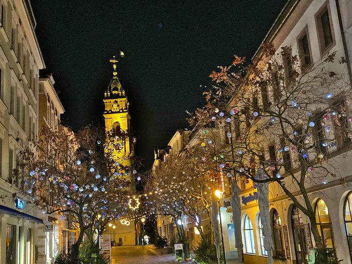 Auf der Reichenstraße können die glanzvollen Weihnachtskugeln bestaunt werden.
