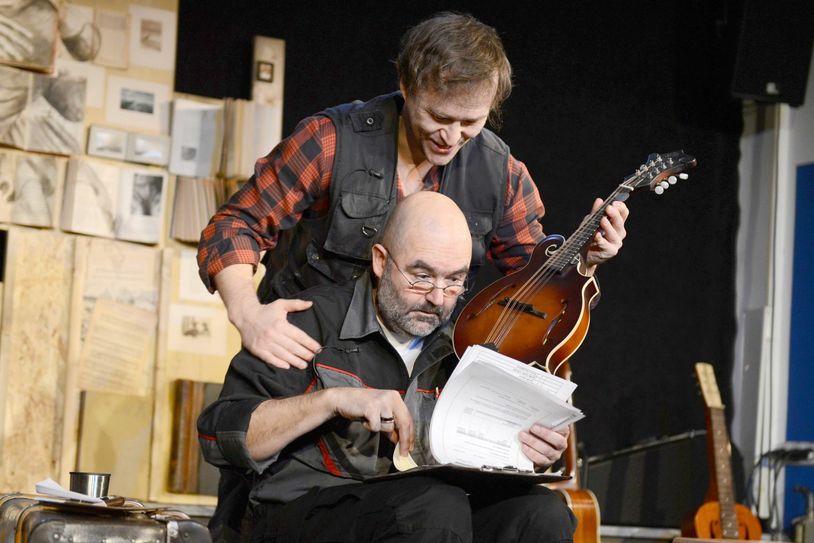 Sind musikalischen Schätzen auf dem Dachboden auf der Spur: Jan Schönberg und Mirko Warnatz von der Neuen Bühne Senftenberg. Foto: Steffen Rasche