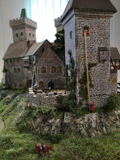 Auf einer neuen Anlage des Lausitzer Modelleisenbahnvereins sind wie hier Märchenszenen versteckt. Foto: Lausitzer Modelleisenbahnverein
