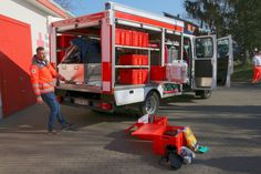 Tobias Schüttig, Kreisbereitschaftsleiter des DRK Riesa, zeigt die Ausstattung das neuen IVECO Dekon, der das neue Mitglied des Gefahrgutzuges ist. Das neue Auto wird künftig gemeinsam mit dem Dekonfahrzeug der Feuerwehr vom Standort Riesa-Weida im Einsatz sein.