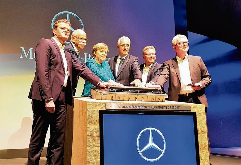 Grundstein für Batteriefabrik Kamenz versenkt:: Kanzlerin Angela Merkel gemeinsam mit Daimler-Vorstandschef Dieter Zetsche (li. von ihr) und Ministerpräsident Stanislaw Tillich (re. von ihr). Foto: Käppler