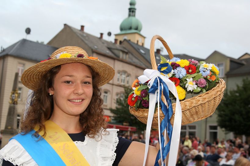 Mit ihrem Blumenkorb und Strohhut wird Alexandra Lauermann die Stadt Sebnitz vertreten.             Foto: D. Förster