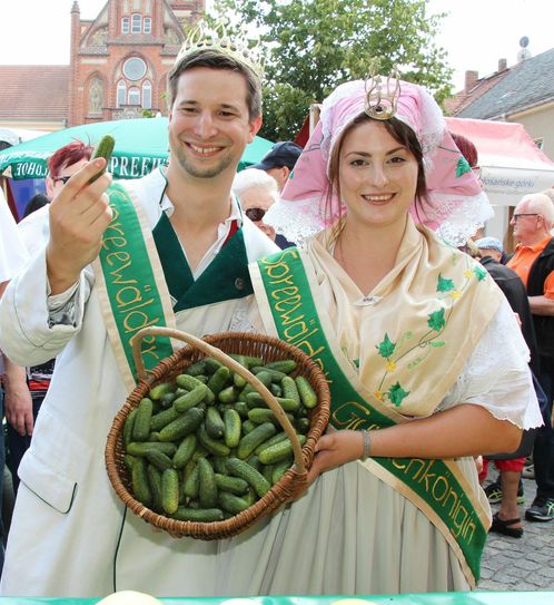 Diana Schumann und Florian Scheibe sind das aktuelle Spreewälder Gurkenkönigspaar. Foto: Archiv/sts