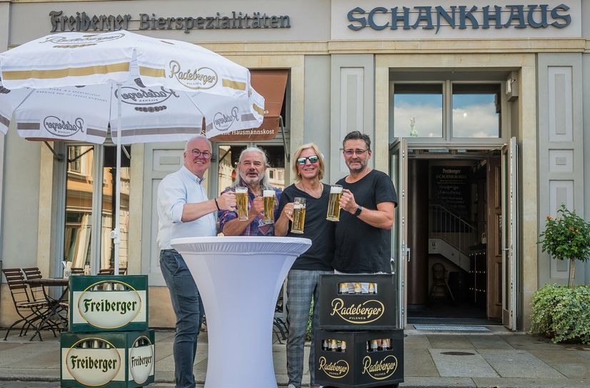 Jäcki Reznicek (2.v.l.) und Ritchie Barton (3.v.l.) von SILLY stoßen mit Stadtfest-Koordinator Frank Schröder (li.) und Konzert-Veranstalter Rodney Aust (re.) auf ihren Auftritt an.