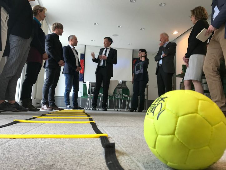 Petitionsübergabe von Präsident zu Präsident: Matthias Rößler (Landtagspräsident) und links daneben Peter Pattke (Präsident des Sportlehrerverbandes Sachsen). Die Vorsitzende des Petitionsausschusses Kerstin Lauterbach (r.) erklärte den Werdegang einer Petition. Foto: Schramm
