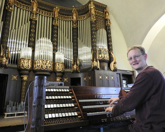 Burkhard Rüger, seit 2001 Kantor in der Christuskirche, freut sich auf den Festgottesdienst und die Weihe der restaurierten Jehmlich-Orgel am Reformationstag. Bis dahin muss er sich noch an das neue alte Instrument gewöhnen und fleißig üben. Foto: Pönisch