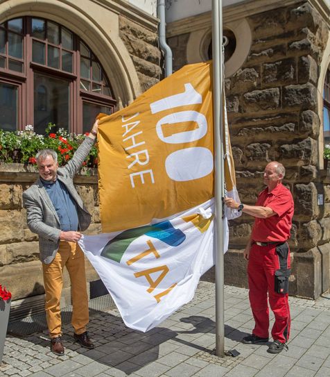 Oberbürgermeister Uwe Rumberg (l.) mit Hausmeister Hans-Joachim Huth von der Technische Werke Freital GmbH beim Hissen der neuen Flagge am Rathaus Freital-Potschappel. Fotos: Stadt Freital