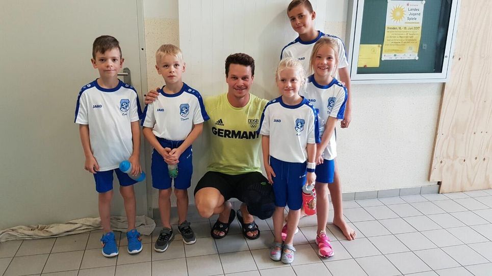 Nachwuchsstars mit Sprungstar Patrick Hausding