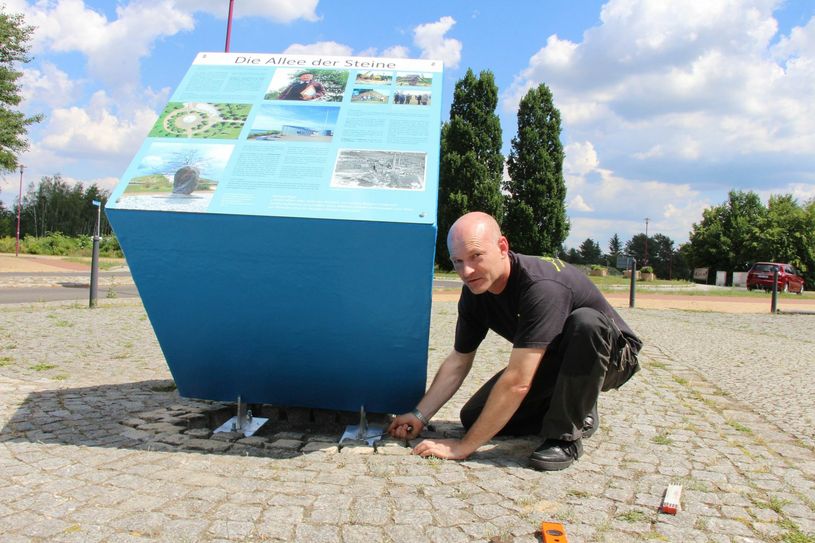 Guido Adam von Laser-X hat den »see-Würfel« hergestellt und befestigt ihn hier am Eingang zur Allee der Steine. Foto: sts