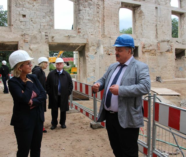 Staatsministerin Barbara Klepsch (li.) informierte sich vom Baugeschehen vor Ort.