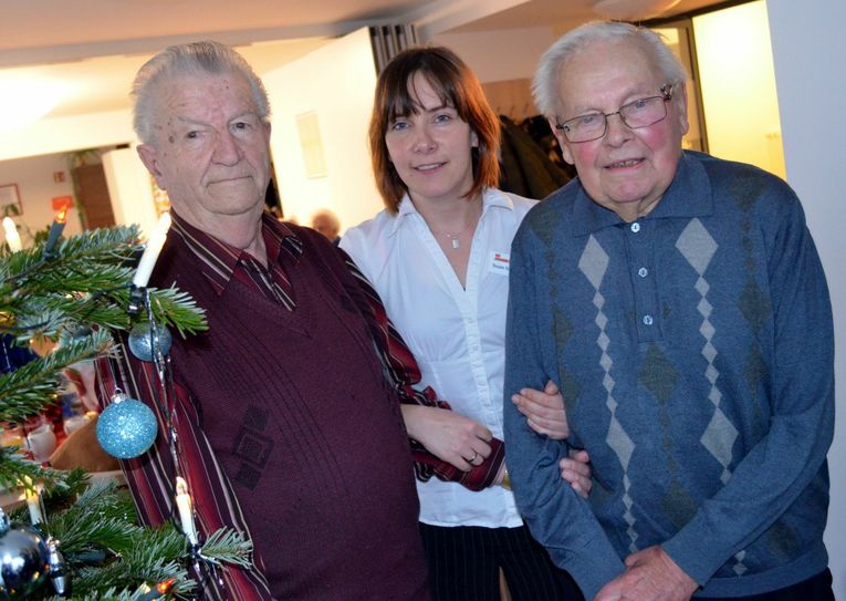 Beate Nicklisch mit zwei Besuchern der Weihnachtsfeier im Johanniter-Zentrum.