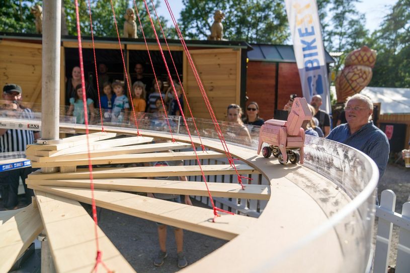 Pink Pferd Fährt 2.0 im Bike24-Kreisel