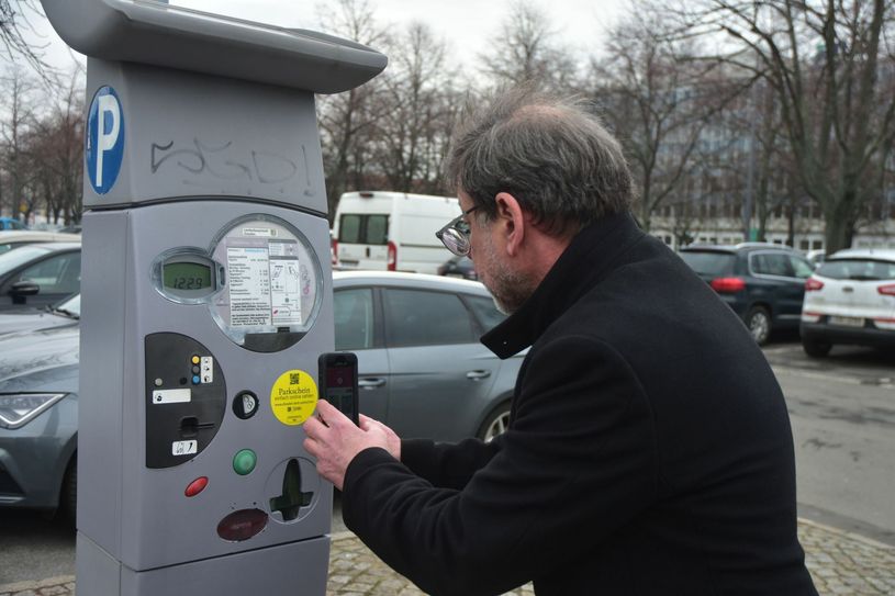 Reinhard Koettnitz, Amtsleiter Straßenbau, probiert als einer der ersten das Handyticket-System aus. Foto: Schiller