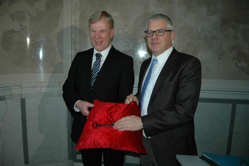 Sachsens Finanzminister Professor Dr. Georg Unland (links) übergibt symbolisch den Schlüssel für die neuen Säle an den Staatssekretär des sächsischen Ministeriums für Wissenschaft und Kultur, Uwe Gaul. Foto: Pohl