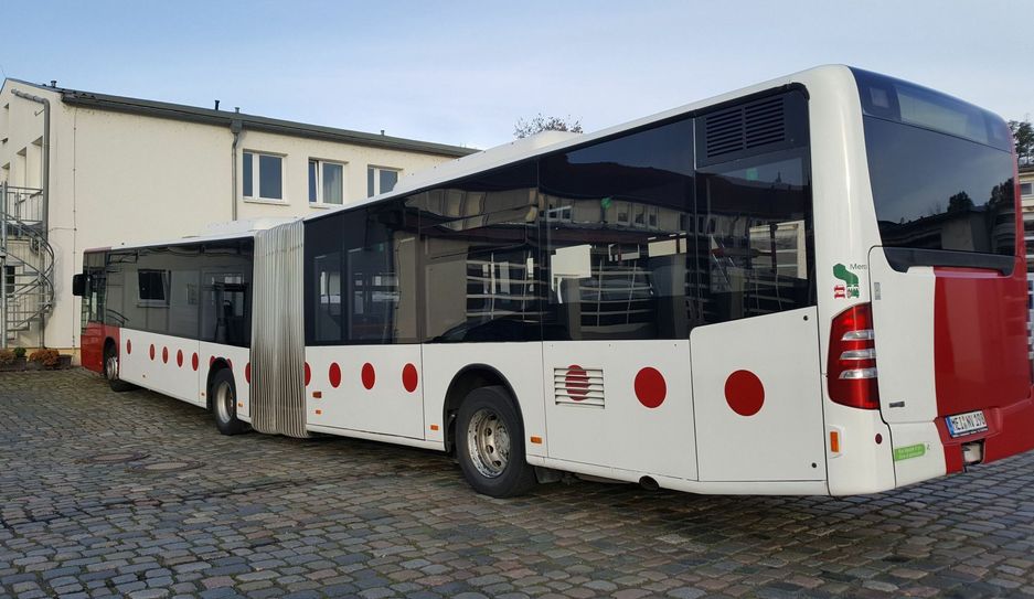 Die extra langen, rot-weißen Busse bekommen im Landkreis ein zweites Leben. Sie ersetzen zwei altersschwache VGM-Busse und sollen hauptsächlich für den Schülerverkehr eingesetzt werden. Fotos: VGM