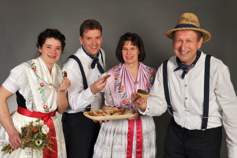 Die neuen Pächter Yvonne Huber, Jörg Tschirschke, Jacqueline Fischer und Burkard Henschelchen (v.li.n.re.) freuen sich bereits auf den 2. Hafengeburtstag am 1. Mai.