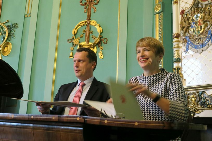 Im Musikzimmer des Branitzer Schlosses unterzeichneten Brandenburgs Kulturministerin Martina Münch und der Cottbuser Oberbürgermeister Holger Kelch den Vertrag, der aus der  Branitzer Stiftung eine Landesstiftung macht. Foto: jho
