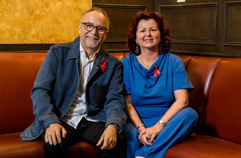 Jürgen Karney und Viola Klein auf der roten HOPE Couch.