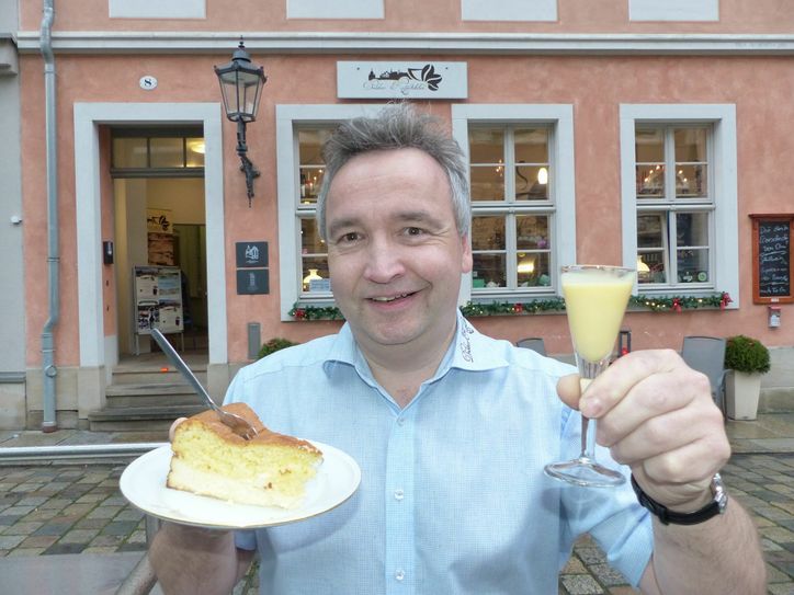 Ralf Müller vom Dresdner Kaffeestübchen bietet ab sofort Eierschecke in flüssiger Form an (auch zum Mitnehmen). Foto: meeco
