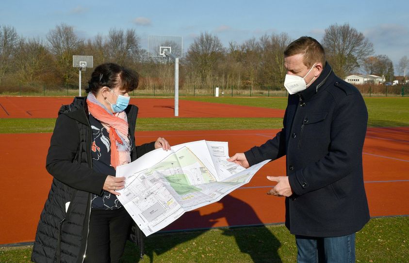 Schulleiterin Ines Gebauer (l.) und Landrat Christian Heinrich-Jaschinski (r.) freuen sich über das sanierte Sportareal auf dem Gelände der Grund- und Oberschule, das neben einer Basketballspielfläche viele weitere Sportmöglichkeiten bietet. Foto: Pressestelle Kreisverwaltung
