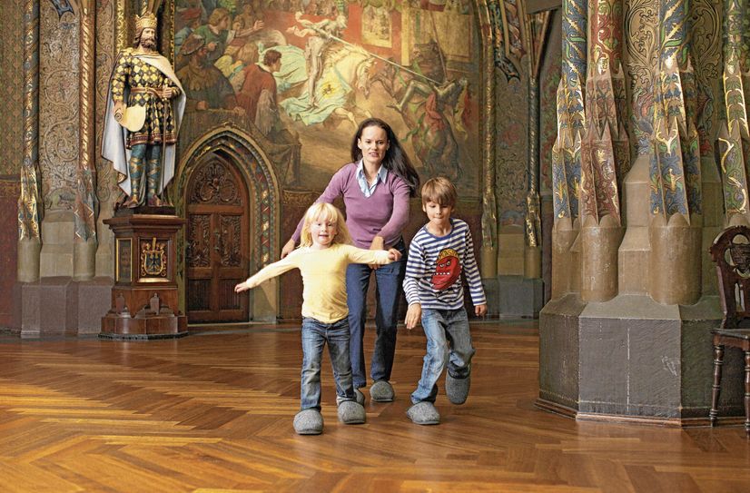 Das Highlight für alle Kinder: Mit übergroßen Pantoffeln durch den Festsaal der Burg.
