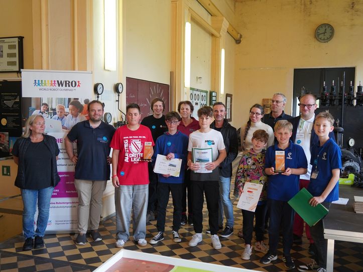 Teams der Gymnasien aus Berlin und Cottbus in der Brikettfabrik Louise. Foto: Hagen Tuschter