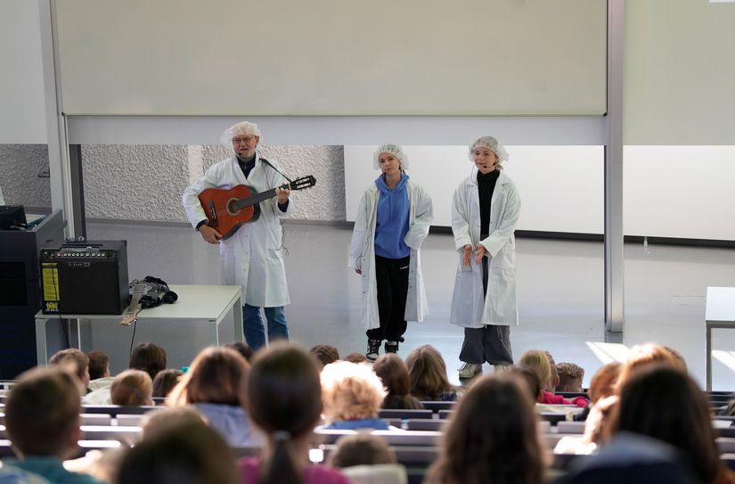 Blick in die Kinderuniversität im Vorjahr: Hier sind Schüler bei einer Veranstaltung der Kinderuniversität 2023 im Audimax der TH Wildau zu sehen.