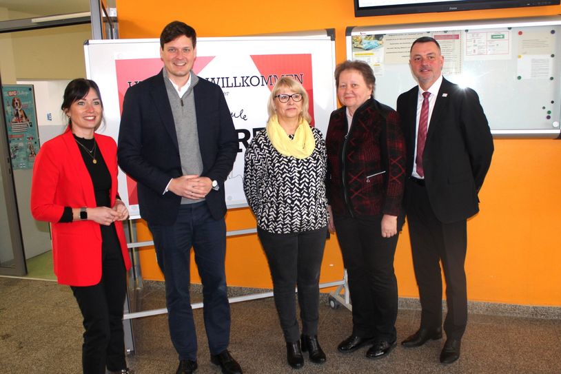 Sachsens Kultusminister Conrad Clemens (2.v.l.) gemeinsam mit der Landtagsabgeordneten Elaine Jentsch, Schulleiterin Karla Jantschke, Dr. Simone Volkmann vom Landesamt für Schule und Bildung sowie Landrat Udo Witschas in der Oberschule Rödertal (v.l.n.r.).