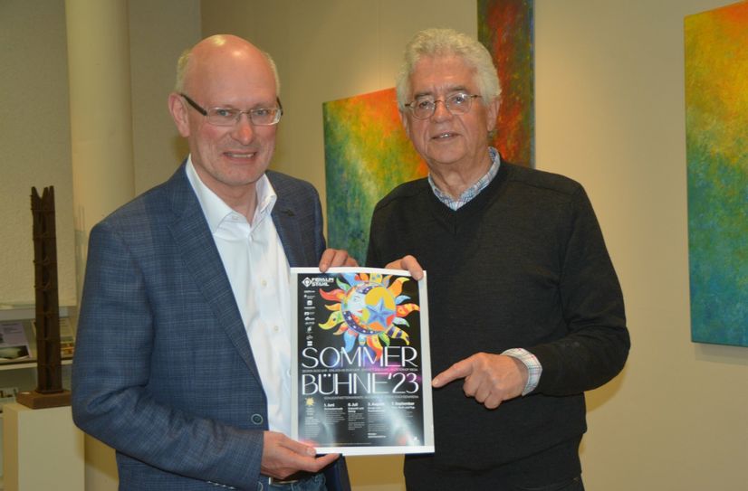 Der Schirmherr der 17. Riesaer Sommerbühne, Uwe Reinecke (FERALPI-Werksdirektor in Riesa) links neben Kurt Hähnichen, hat für ein besonderes Konzert gesorgt.