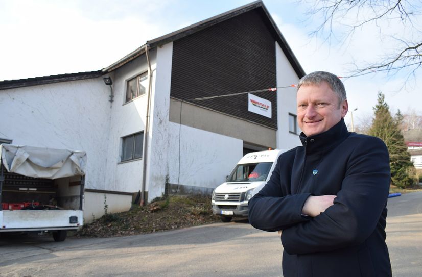 Sohlands Bürgermeister Hagen Israel steht vor der Sporthalle auf dem Sparkassen-Skiareal. Im Sommer stehen umfangreiche Umbauarbeiten an.