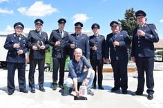 Die Ortswehrleiter und Stellvertreter der Freiwilligen Feuerwehren Burkau, Uhyst, Großhänchen/Pannewitz und Jiedlitz sowie der Bürgermeister Sebastian Hein bei der feierlichen Grundsteinlegung.
