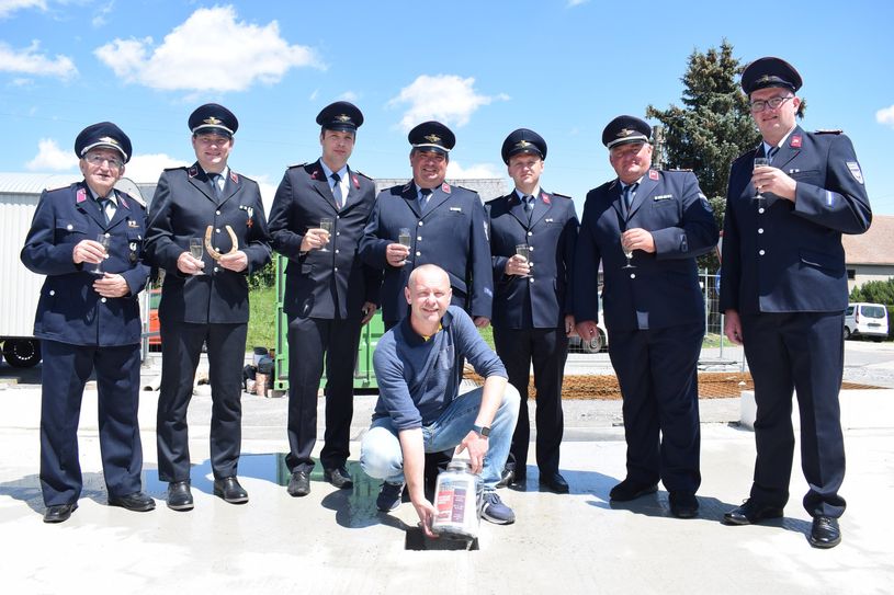Die Ortswehrleiter und Stellvertreter der Freiwilligen Feuerwehren Burkau, Uhyst, Großhänchen/Pannewitz und Jiedlitz sowie der Bürgermeister Sebastian Hein bei der feierlichen Grundsteinlegung.