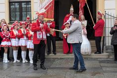 Oberbürgermeister Frank Höhme ließ sich den goldenen Rathausschlüssel abnehmen.
